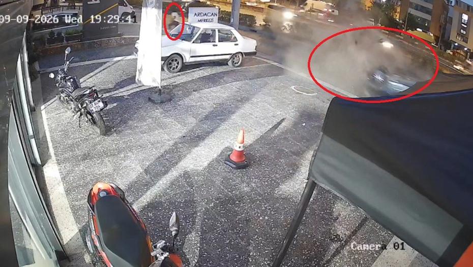 Antalya'da Trafik Faciası: Otomobil Takla Attı, Motor Fırladı ve Yaya Ölümden Döndü
