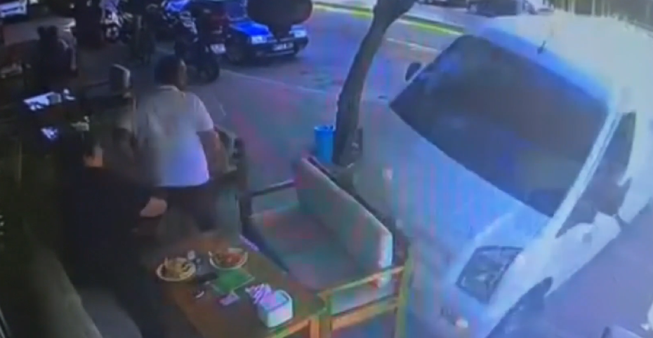 Manavgat'ta Minibüs Kafe Önünde Kaza Yaptı: Müşteriler Şans Eseri Kurtuldu