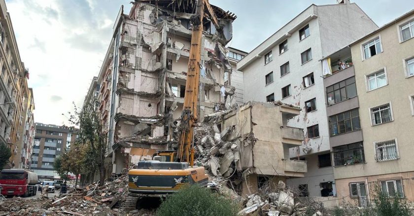 Yıkılan binanın enkazı, arkasındaki apartmana zarar verdi.