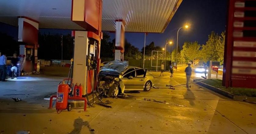 Otomobilin benzin istasyonuna çarptığı an kameralara yansıdı