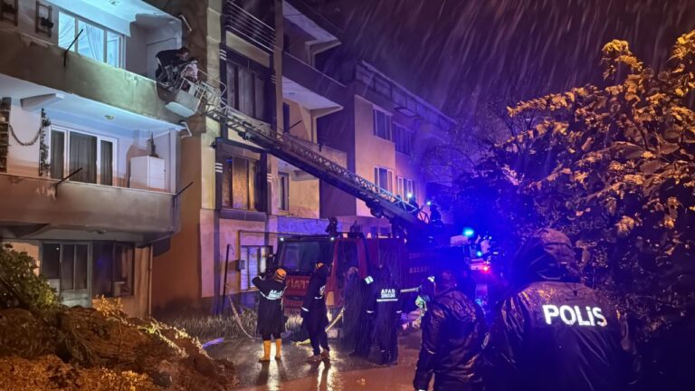 Heyelan nedeniyle apartmanın girişi kapandı, mahsur kalan 6 kişi tahliye edildi