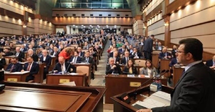 AKP’liler İstanbul Büyükşehir Belediye Meclisi’nde bütçe oturumunu terk etti – Son Dakika Siyasi Haberler