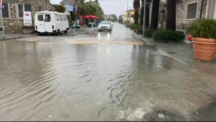 İzmir'de şiddetli yağış etkili oldu