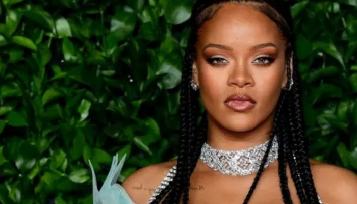 Rihanna’dan iddialı paylaşım! İç çamaşırlarıyla poz verdi, hayranlık uyandırdı!