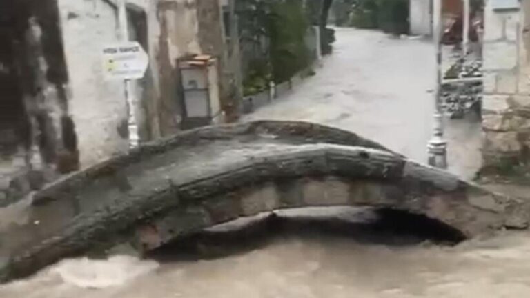 İzmir’de şiddetli yağış etkili oldu – Son Dakika Haberi