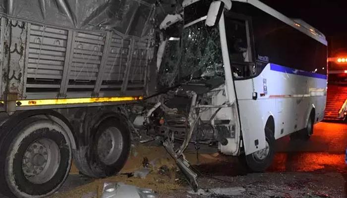 İşçi hizmetinin park edilmiş kamyona çarptığı kazada 20 kişi yaralandı