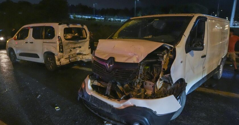 İstanbul'da zincirlenen 16 araç kazaya karıştı