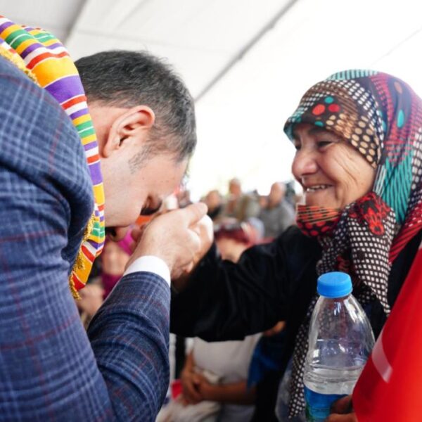 Sindirgen'e sahip köylüler, bakanla birlikte evlerinin temellerini attılar
