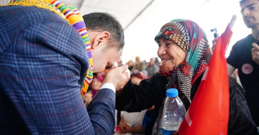 Sindirgen'e sahip köylüler, bakanla birlikte evlerinin temellerini attılar