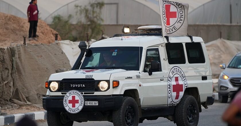 Hamas iki rehinenin cenazesini İsrail'e teslim etti