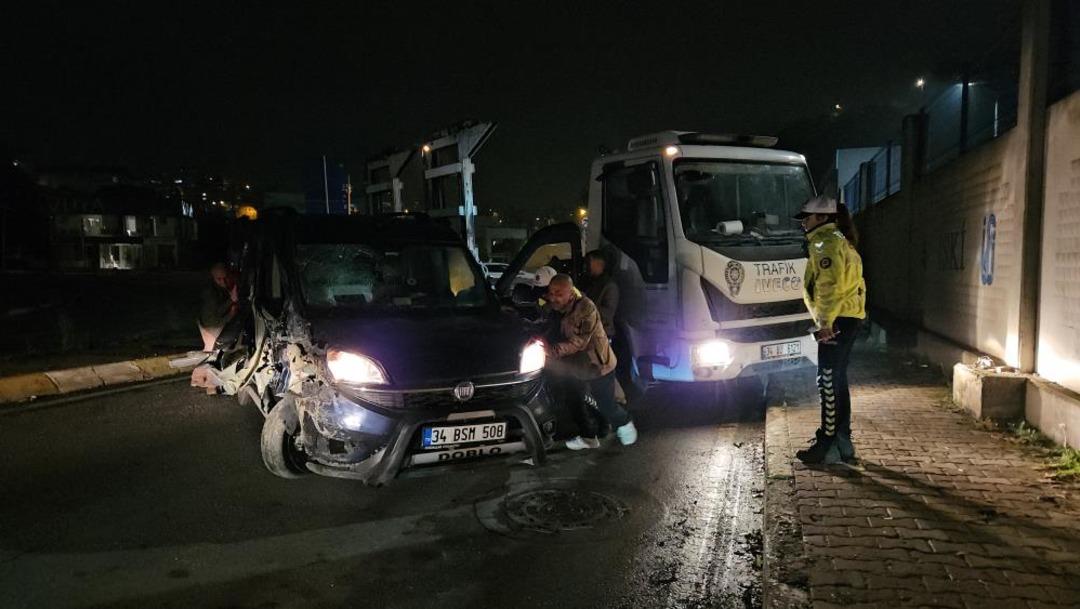 Park halindeki kamyona çarpan sürücü, ağır hasarlı aracını bırakıp kaçtı.