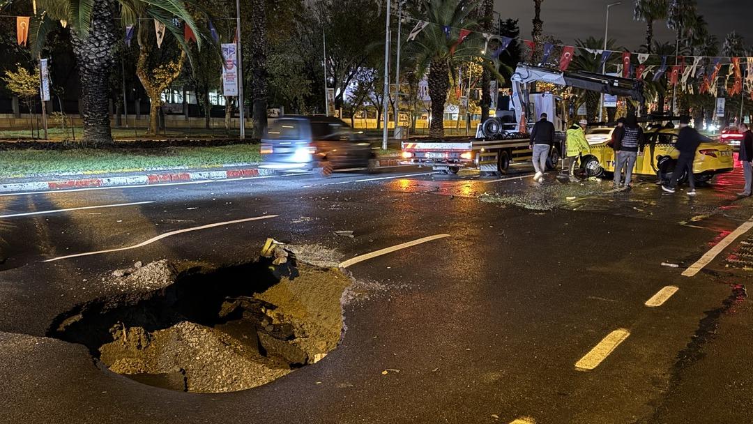İstanbul'dan görüntüler: Şiddetli yağış nedeniyle yol çöktü, araç devrildi! 2