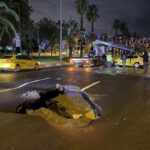 İstanbul'dan görüntüler: Şiddetli yağış nedeniyle yol çöktü, araç devrildi!