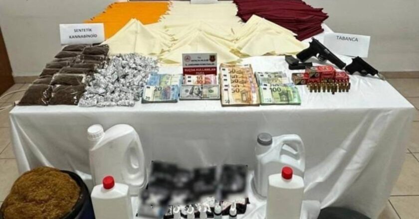 Alanya'da uyuşturucuyla mücadele operasyonu: 4 şüphelinin evine baskın