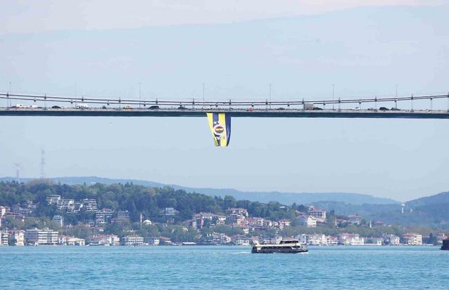 Euroleague şampiyonu olan Fenerbahçe’nin bayrakları köprülere asıldı