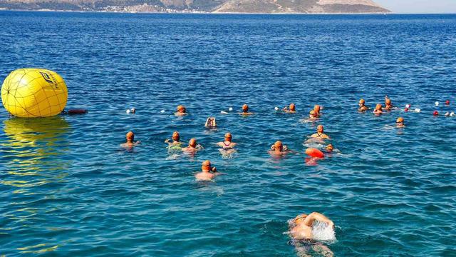 Meis-Kaş Yüzme Maratonu’nda sporcular dostluk için kulaç attı