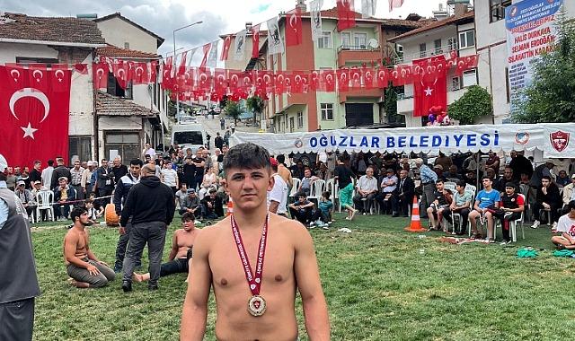 Milli güreşçi Volkan Bilgin, 17 yaş altında dünya üçüncüsü oldu