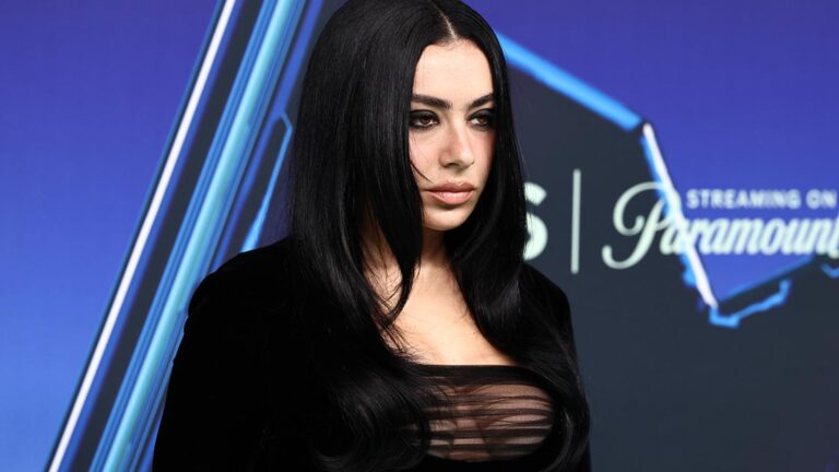 Charli XCX, 2026 MTV VMAs kırmızı halısında talihsiz kıyafet kazası yaşadı